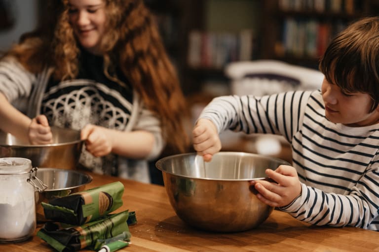 kinder kochen gemeinsam zuhause