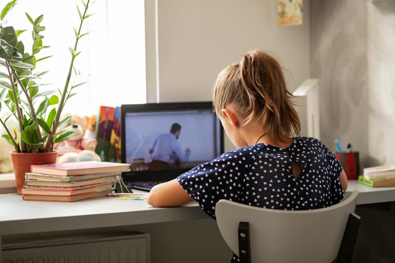 homeschooling, mädchen am schreibtisch