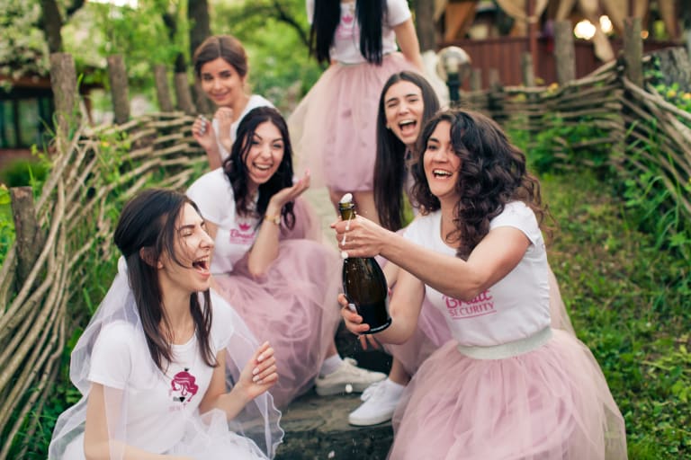 jga planen, braut und freundinnen öffnen sekt