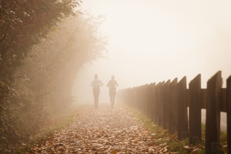 herbsttipps, freundinnen joggen im nebel