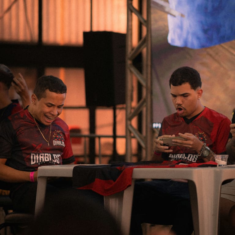 Joueurs esport en plein tournoi