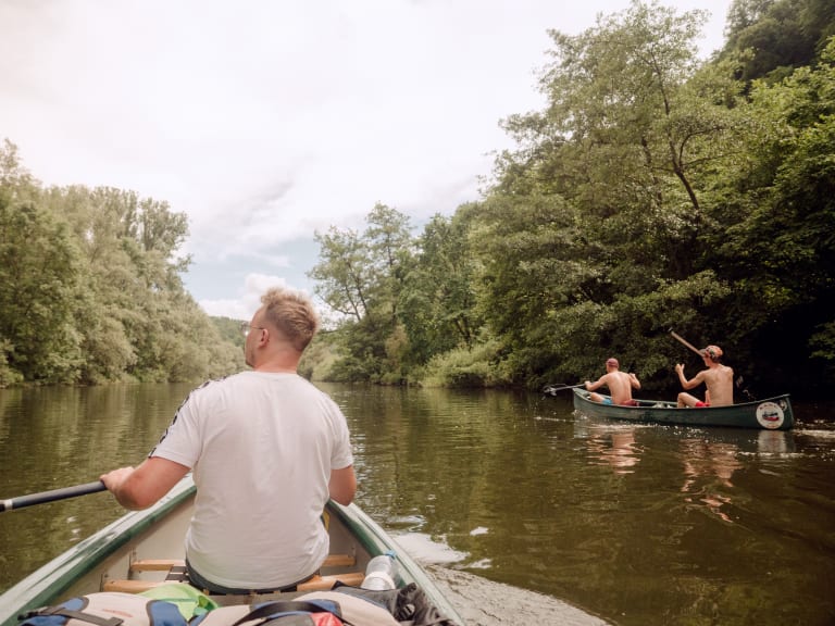 wassersport kanu, kanufahrer auf einem fluss