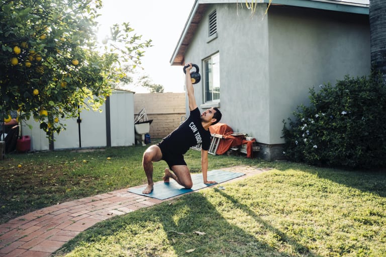 sport für zuhause, mann beim kettlebell-training