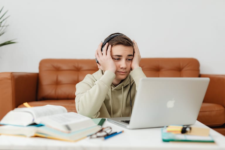 lerntipps, schüler vor macbook