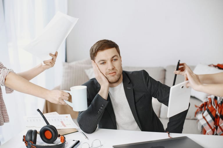 mental load bei männern, mann gestresst