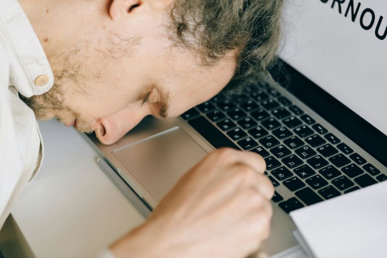 mental load folgen, mann erschöpft auf tastatur