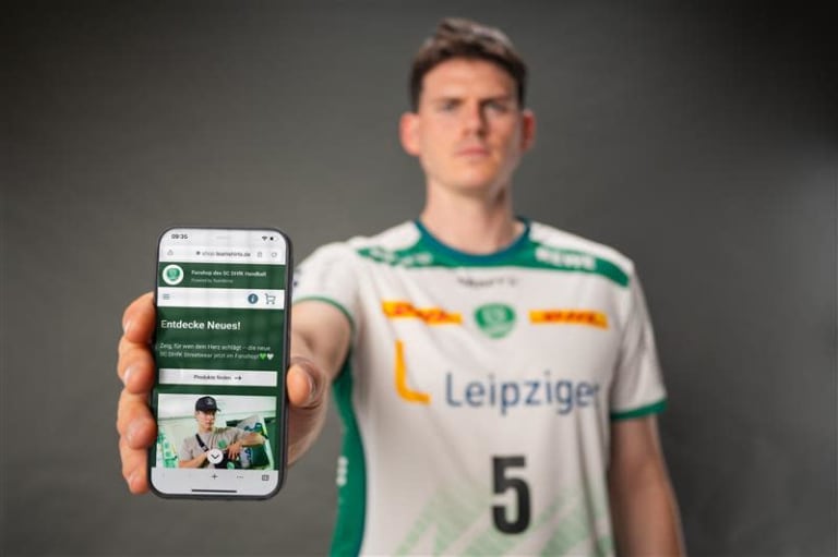 dhfk fanshop, simon ernst mit smartphone
