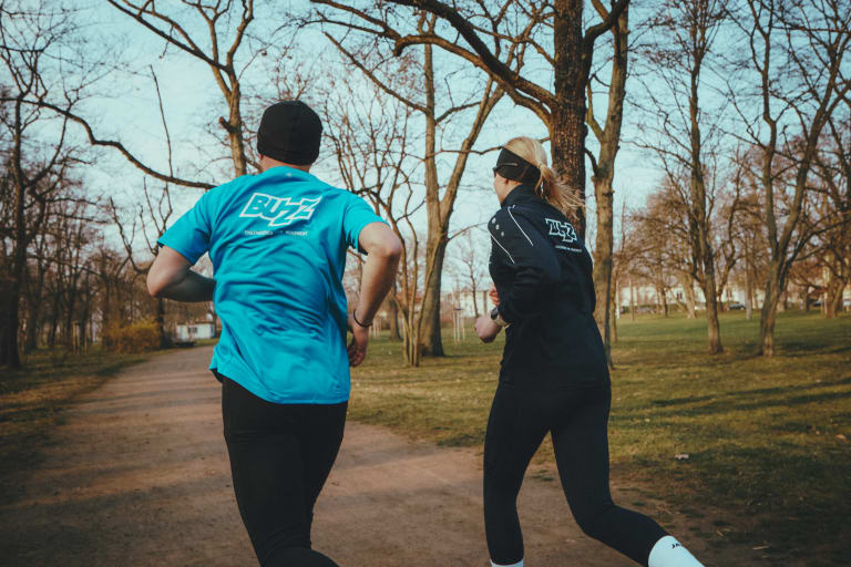 outdoortraining im herbst, freunde beim laufen