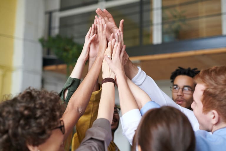 teamwork tipps, kollegen bei high-five