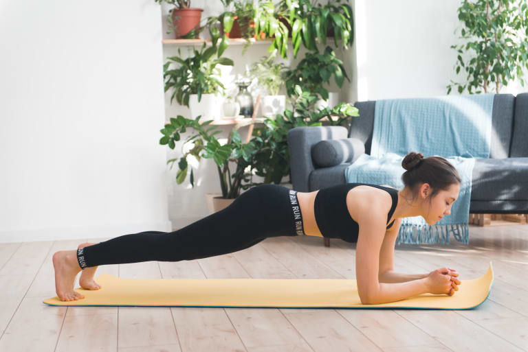sport für zuhause, frau macht pilates auf yogamatte