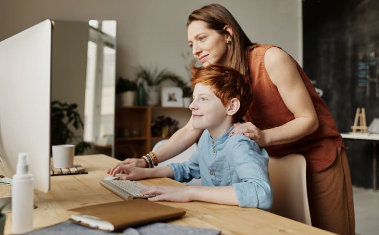 guter schulstart nach den ferien tipps, mutter und sohn homeschooling