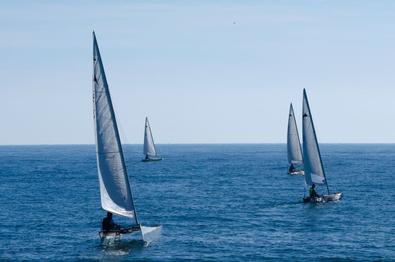 wassersportarten segeln, segelboote auf dem meer