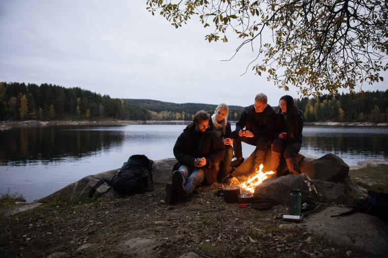 mikroabenteuer idee, freunde am lagerfeuer