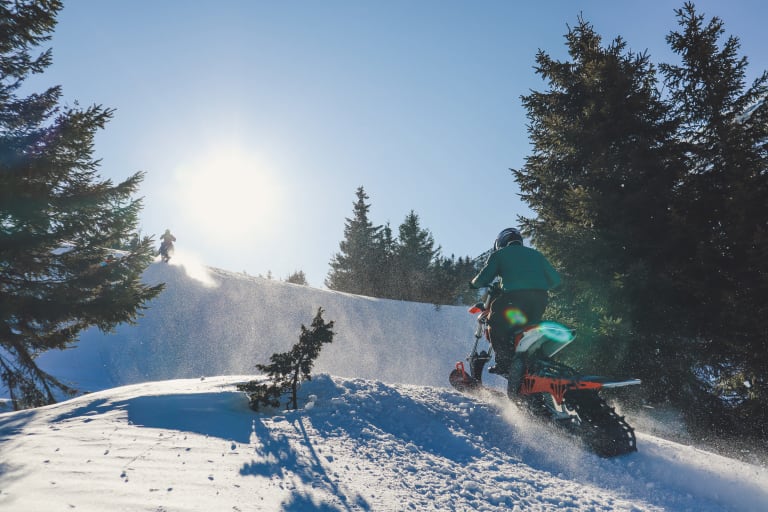 snowbiking, person auf snowbike im pulverschnee