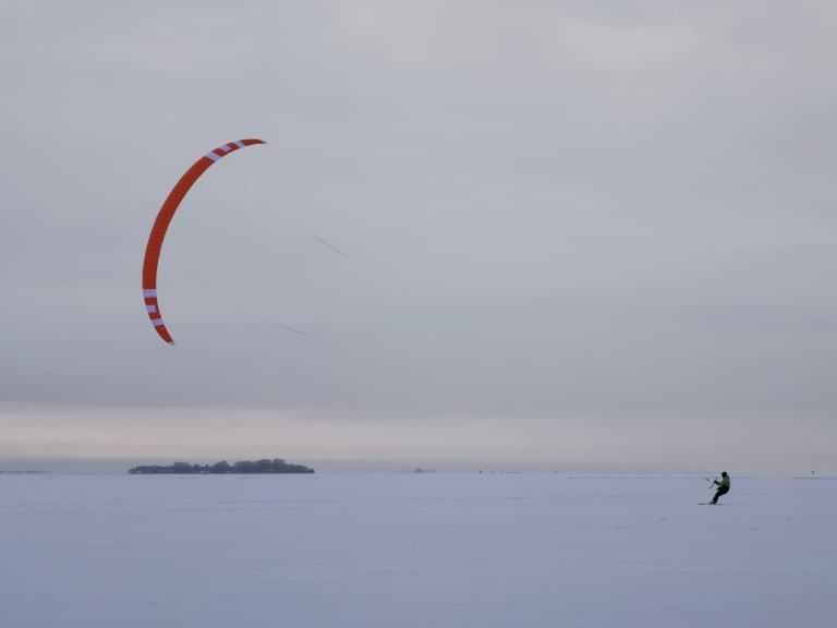 snowkiting, person mit snowkite allein im schnee