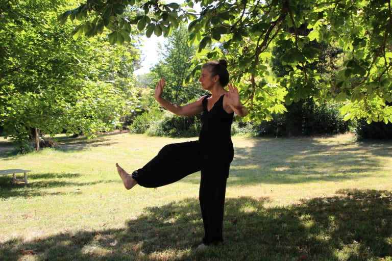 sport für zuhause, frau macht qigong