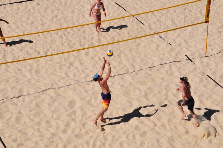 sport im sommer, beachvolleyballer