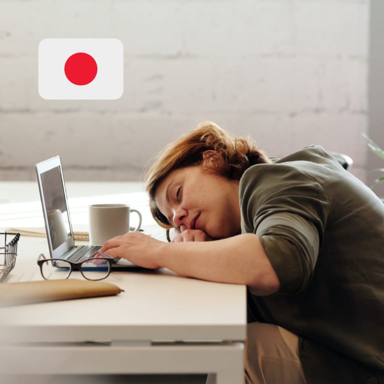 stress bewältigen imemuri, frau liegt schlafend auf schreibtisch