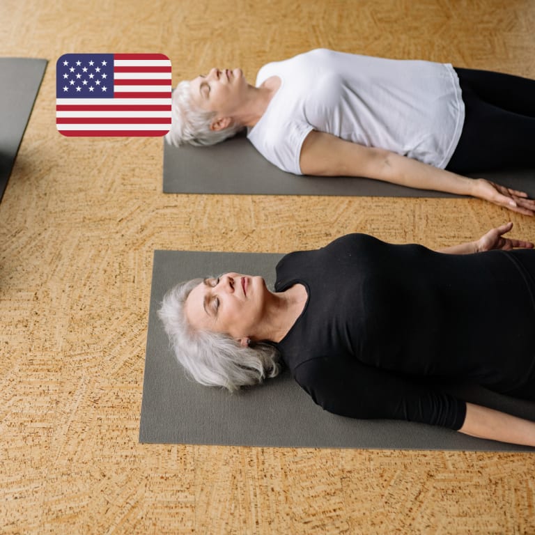 tipps gegen stress, progressive muskelentspannung, zwei frauen bei übung
