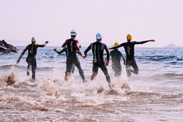 wassersportarten swimrun, swimrunner rennen ins wasser