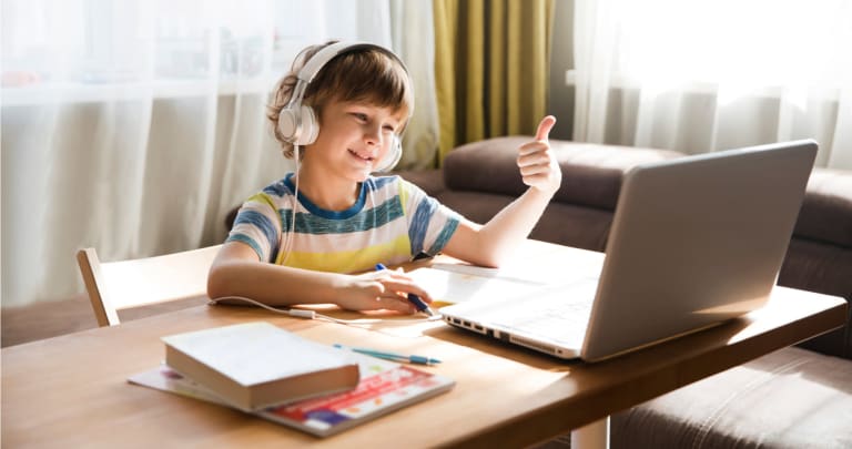homeschooling tipps, schulkind am laptop