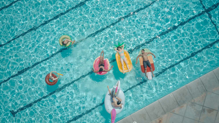 im urlaub entspannen, freunde im pool