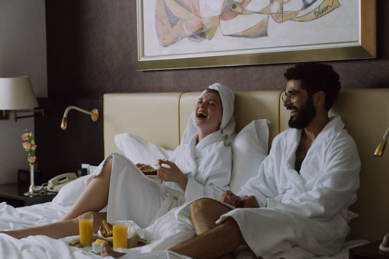 staycation ideen, frühstück im bett