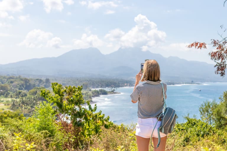 vacances avec des amis, touriste prend des photos