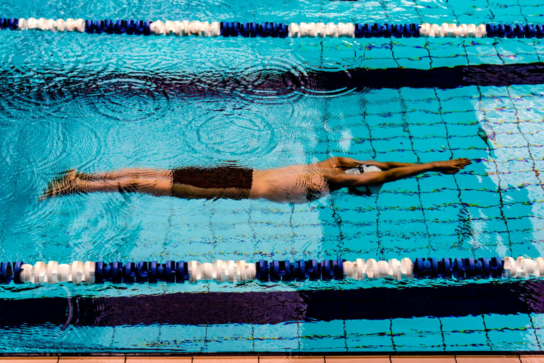 wassersportarten für anfänger schwimmen