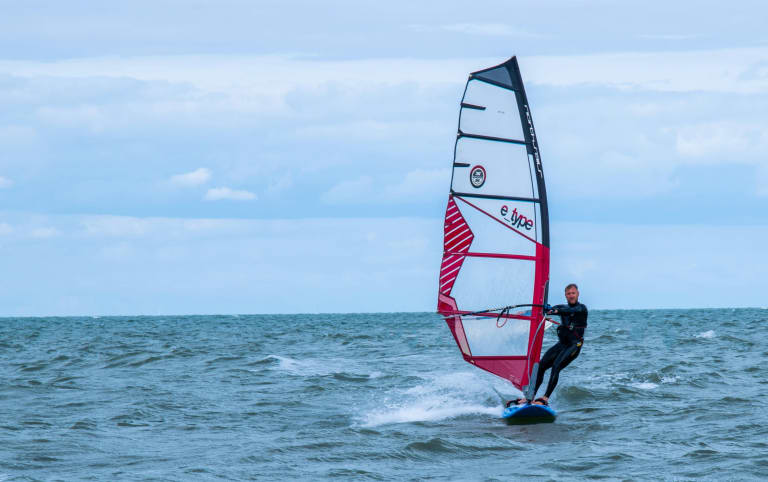 wassersportarten windsurfen, windsurfer auf dem meer