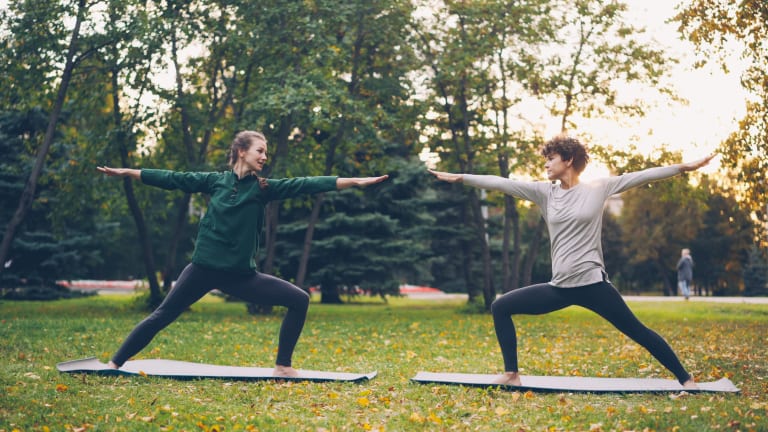Cours de yoga dans un parc