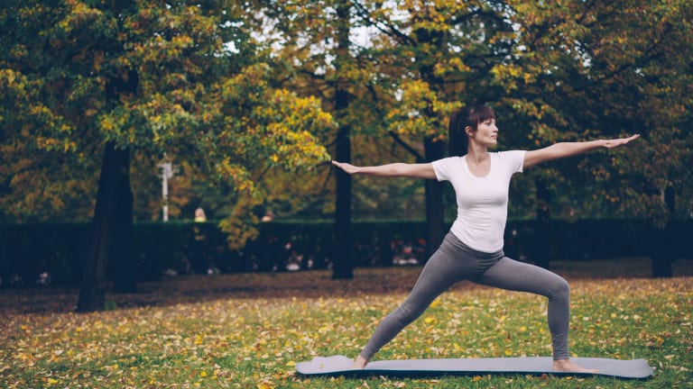 Femme pratiquant le yoga en nature