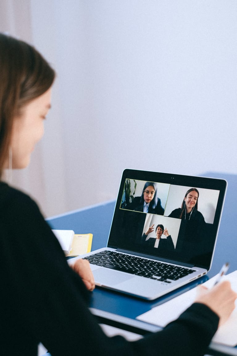 homeoffice einrichten, frau im zoom call mit kolleginnen