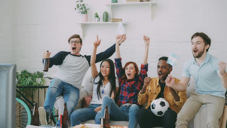 tippspiel freunde freuen sich beim fußballgucken