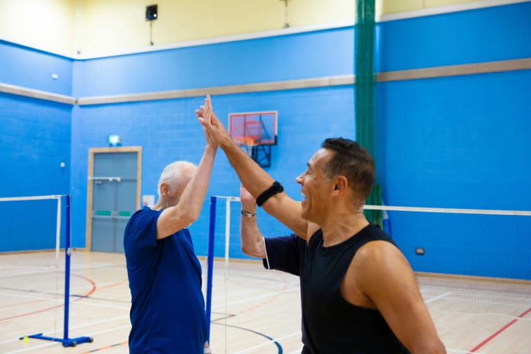 Joueurs de badminton célébrant
