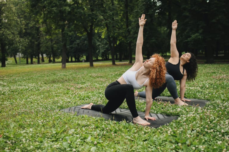 fit durch den frühling, sport im frühling, yoga im park