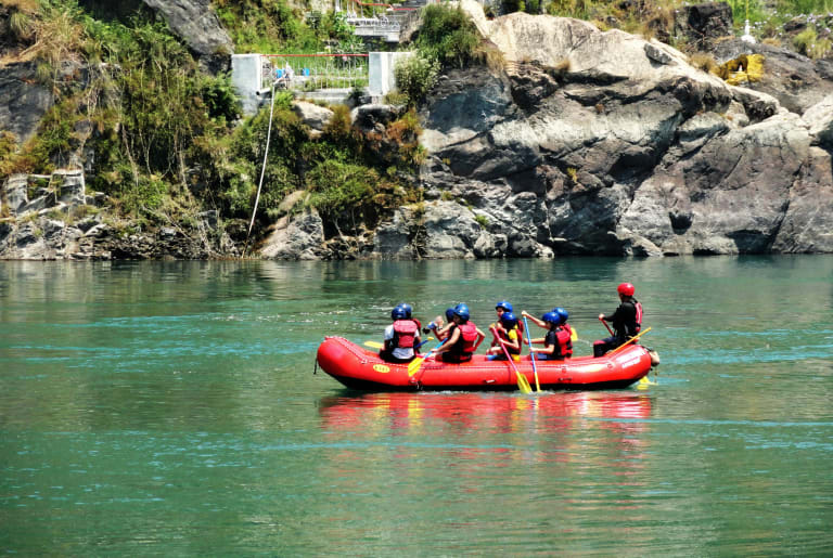 Atelier de team building nautique : descente en rafting encadrée