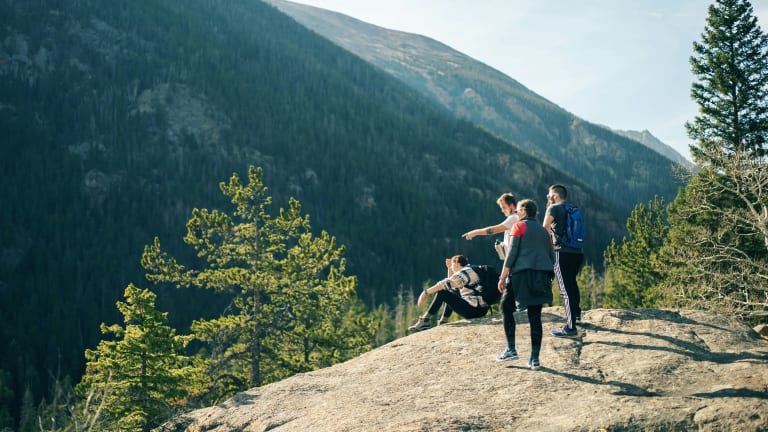 Randonnée d’équipe en forêt et montagne pour renforcer la confiance et la coopération