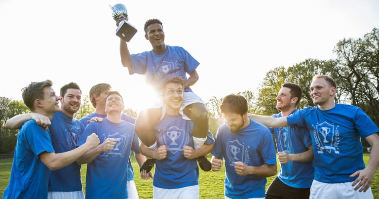 teamsport, fußballmannschaft feiert sieg